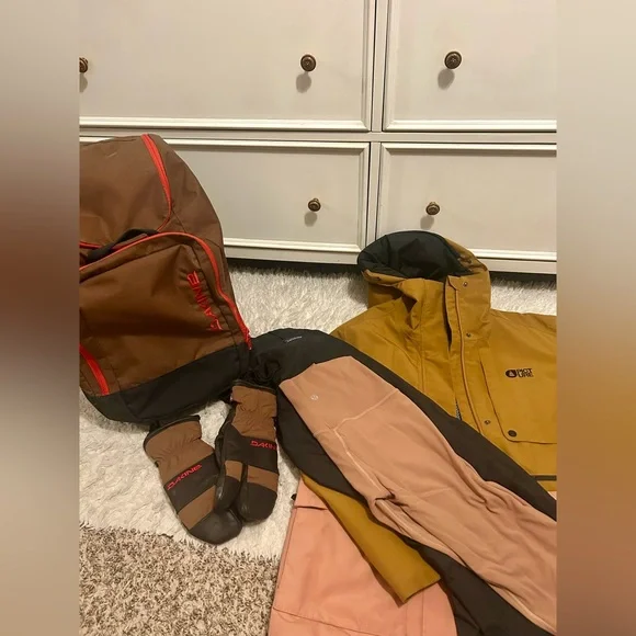 Women’s ski kit complete w/ gently used jacket, pants, leggings, gloves & bag! - Picture 1 of 17